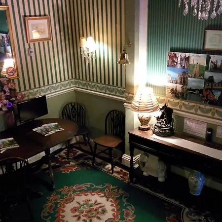 Astley House אכסניה *